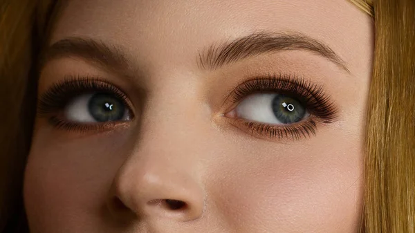 Macro shot of woman's beautiful eye with extremely long eyelashes. Sexy view, sensual look. Female eye with long eyelashes. Clean skin care. Cosmetology and cosmetics, spa — Stock Photo, Image