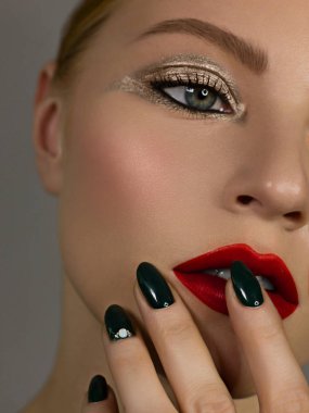 Yarı güzel, yakın plan seksi genç kadın akşamı koyu kirpikleri boyalı ve gümüş kaplama, makyaj sanatçısı kozmetik güzellik salonu spa 'sı. Uzun yeşil tırnaklar, temiz cilt ve doğal çıplak dudaklar..