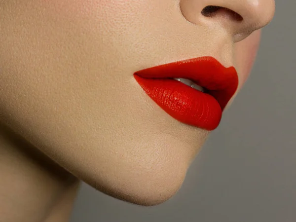 化粧品、メイクや傾向。明るいリップ グロス、口紅の唇に。赤とピンクの唇メイクで美しい女性口のクローズ アップ。女性の顔の美しい部分。きれいな、完璧な肌 — ストック写真