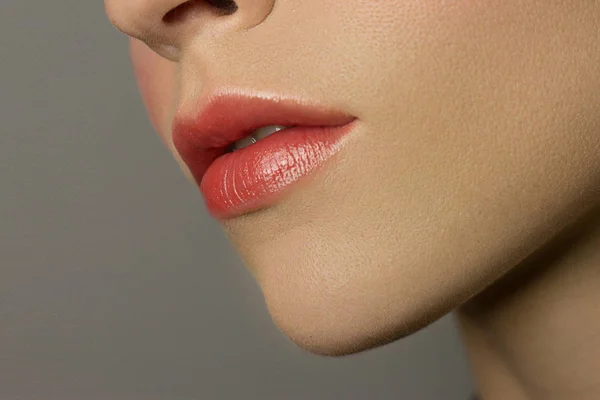 Seksuele volle lippen. Natuurlijke glans van lippen en de huid van de vrouw. De mond is gesloten. Verhoging van de lippen, cosmetologie. Natuurlijke lippen. Geweldige zomerstemming met open ogen. mode sieraden. Roze lipgloss — Stockfoto