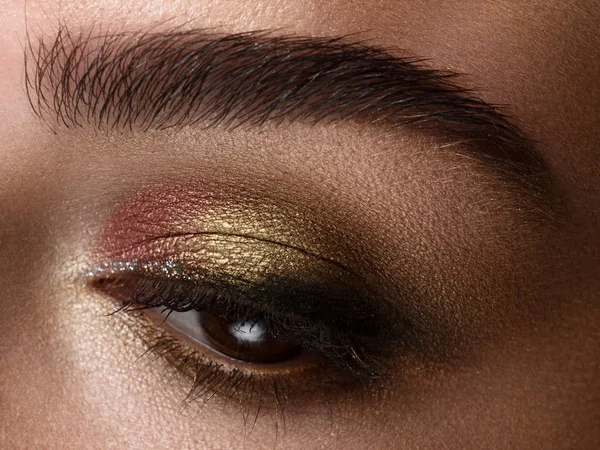 Hermoso macro disparo de ojo femenino con maquillaje clásico delineador de ojos. Forma perfecta de cejas, sombras marrones y pestañas largas. Cosméticos y maquillaje. Primer plano macro disparo de moda liner ojos visage — Foto de Stock