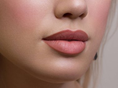 Cinsel dolgun dudaklar. Dudak parlatıcısı ve kadın derisi. Ağız kapalı. Dudaklarda ve kozmetolojide artış. Doğal dudaklar. Açık gözlerle harika bir yaz havası. Moda mücevherleri. Pembe dudak parlatıcısı