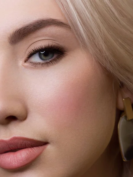 Ein halbes Schönheitsporträt mit wunderschönem modischen Make-up, schwarzem Liner auf den Augen und extrem langen Wimpern. natürlicher Lippenstift auf den sexy Lippen. Kosmetologie und Wellness Gesichtspflege — Stockfoto