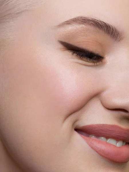 Ein halbes Schönheitsporträt mit wunderschönem modischen Make-up, schwarzem Liner auf den Augen und extrem langen Wimpern. natürlicher Lippenstift auf den sexy Lippen. Kosmetologie und Wellness Gesichtspflege — Stockfoto