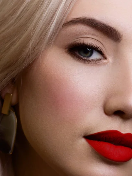 Half beauty Fashion woman lips with evening Makeup and beige Nail polish Matte lipstick and nails.Beauty girl face close up. Red Colors. Sexy lips, Manicure, Make up, glowing skin, autumn, lovely — 스톡 사진