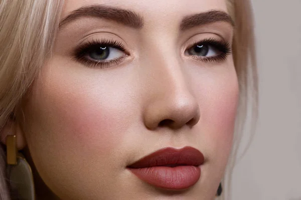 Schönheitsmode Frauenlippen mit natürlichem Make-up und beige Nagellack matten Lippenstift und Nägel. Schönheit Mädchen Gesicht aus nächster Nähe. Nudefarben. sexy Lippen, Maniküre, Make-up, glühende Haut, Herbst, schön — Stockfoto