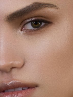 Güzel bir akşam makyajı, siyah dumanlı gözleri ve son derece uzun kirpikleri olan yarım bir güzellik portresi. Dudaklarda çıplak ruj izi var. Kozmetik ve kaplıca cilt bakımı
