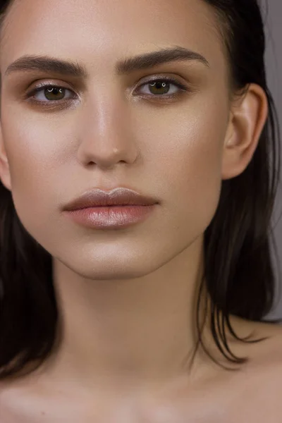 Gros plan portrait de la propreté du visage d'une belle femme aux yeux fumés noir foncé maquillage, lèvres pleines naturelles. Modèle sexy avec peau propre et brillante, visage propre, longs cheveux bouclés. image glamour — Photo