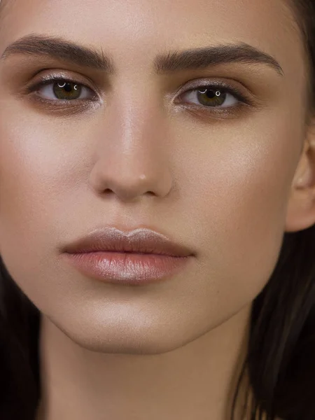 Retrato de cerca de la cara de limpieza de una hermosa mujer con ojos ahumados negros oscuros maquillaje, labios llenos naturales. Modelo sexy con piel limpia y brillante, cara limpia, cabello largo y rizado. imagen glamorosa —  Fotos de Stock