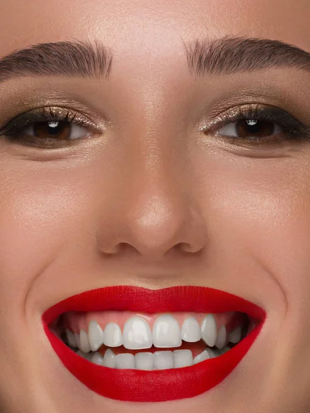 Primer plano retrato de belleza de mujer joven con hermoso verano maquillaje brillante. Ojos ahumados modernos con sombras metálicas coloridas y lápiz labial rojo. Estudio tiro sonrisa blanca con dientes —  Fotos de Stock