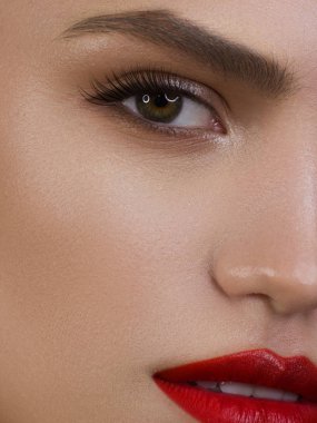 Güzel, şık bir akşam makyajıyla yarım bir güzellik portresi