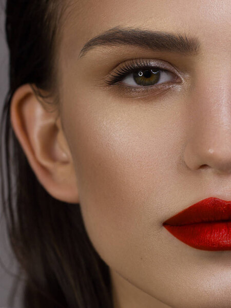 Крупный план портрет лица чистоты красивой женщины
