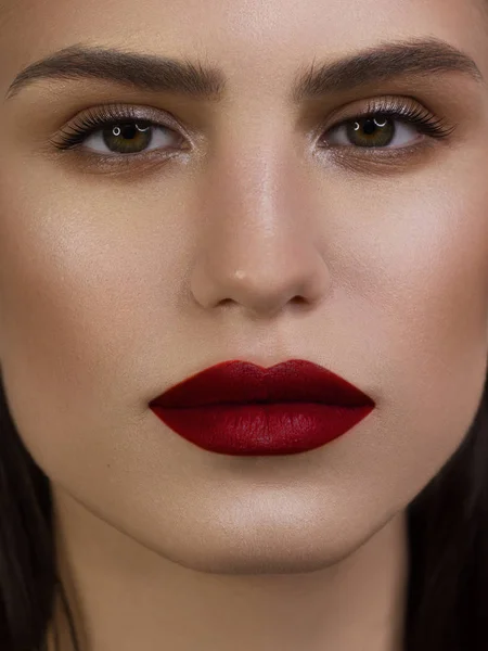 Close-up portrait of the cleanliness face of a beautiful woman w — Stock Photo, Image