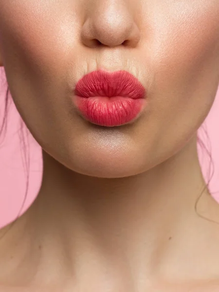 Zbliżyć piękno żeńskich ust naturalną szminką. Pocałunek przed kamerą. Czysta skóra i makijaż. piękna dziewczyna i błyszczyk — Zdjęcie stockowe