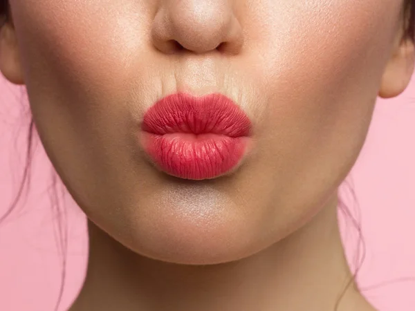 Nahaufnahme der Schönheit weiblicher Lippen mit natürlichem Lippenstift. Kuss vor der Kamera. Saubere Haut und Make-up. schöne Mädchen und Lipgloss — Stockfoto