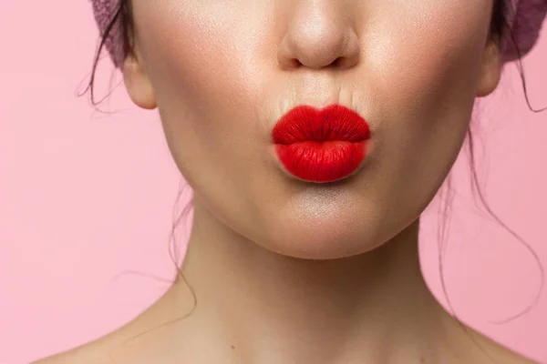 Крупним планом краса жіночих губ червоною помадою. поцілунок на камеру. Чиста шкіра та макіяж. красива дівчина і блиск для губ — стокове фото