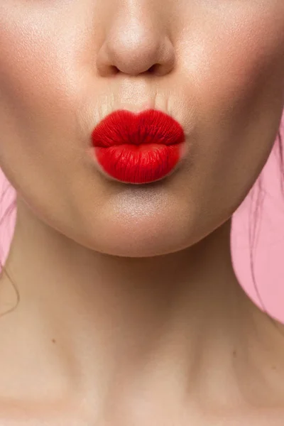 Chiudere la bellezza delle labbra femminili con rossetto rosso. bacio sulla macchina fotografica. Pelle pulita e trucco. bella ragazza e lucidalabbra — Foto Stock