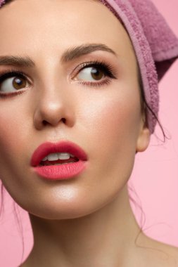 Mükemmel cildi olan güzel bir spa kızı. Kadın kameraya şaşkınlıkla bakar ve ağzını açar. Gençlik ve cilt bakımı konsepti. Ekstra uzun kirpikler, göz kalemi ve pembe rujlu seksi dolgun dudaklar.