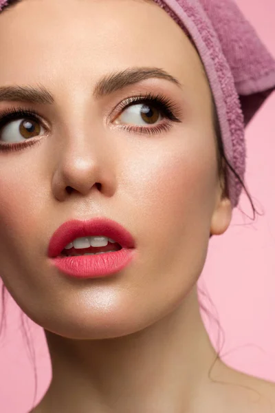 Schöne Wellness-Mädchen mit perfekt sauberer Haut. Frau blickt überrascht in die Kamera und öffnet den Mund. Jugend- und Hautpflegekonzept. extra lange Wimpern, Eyeliner und sexy geschwollene Lippen mit rosa Lippenstift — Stockfoto