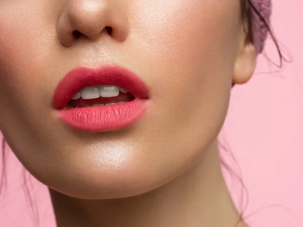 Detailní perfektní make-up na rty krásná ženská ústa. Plné sexy rty. Detail obličeje makra. Dokonale čistou pleť, čerstvý make-up na rty. Sladká růžová rtěnka, fialová barva. Valentýnský styl — Stock fotografie