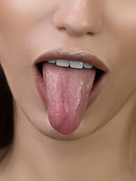 A beleza da parte inferior do rosto. Lábios sensuais gordos e dentes brancos lisos. Uma imagem maliciosa provoca. Odontologia e cosmetologia. Cavidade oral — Fotografia de Stock