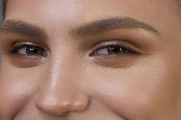 Retrato de close-up da limpeza do rosto de uma mulher bonita com maquiagem olho fumegante preto escuro. Modelo sexy com pele brilhante limpa, um rosto limpo, sobrancelhas grossas e pestanas extremamente longas — Fotografia de Stock