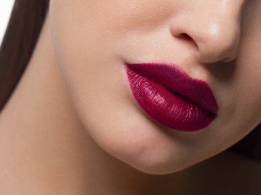 Yakın plan mükemmel dudak makyajı güzel kadın ağzı. Tombul seksi dolgun dudaklar. Makro fotoğraf yüzü detayı. Mükemmel bir cilt, taze dudak makyajı. Tatlı pembe ruj, mor renk. Sevgililer günü tarzı