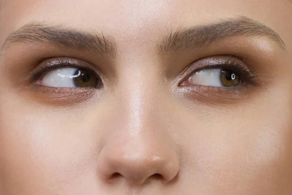 Close-up dos olhos da mulher com maquiagem à noite. Sombras na moda de sombra de olho, pestanas extremamente longas e sobrancelhas lisas grossas. Abra o olhar bonito. Pele limpa — Fotografia de Stock