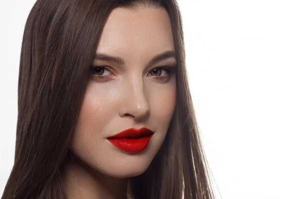 Närbild porträtt av sexiga Europeiska ung kvinna modell med klassisk glamour make-up och rött läppstift. Mörka långa frisyr, jul makeup, mörka ögonskuggor, blodiga röda läppar med glans — Stockfoto