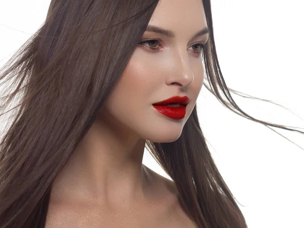 Primer plano de la chica de belleza con el pelo largo y recto en desarrollo y maquillaje diurno radiante en su cara. Cuidado de la piel cosmética natural en el salón de spa o cosmetología. Lápiz labial rojo en los labios de una joven —  Fotos de Stock