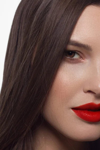 Retrato de cerca del sexy modelo de mujer joven europea con maquillaje clásico de glamour y lápiz labial rojo. Peinado largo oscuro, maquillaje navideño, sombras oscuras, labios lila sangrientos con brillo —  Fotos de Stock