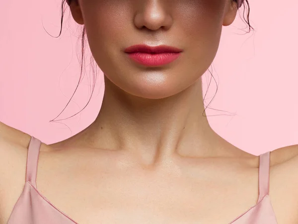 Close-up van de lippen van de vrouw met mode natuurlijke beigepink lippenstift make-up. Macro sexy lichtroze lipgloss make-up. Zachte zuivere huid en ondergoed. Cosmetologie, Spa, toename van de lippen — Stockfoto