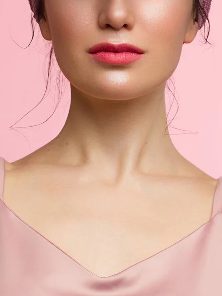 Close-up dos lábios da mulher com maquiagem de batom begepink natural de moda. Macro sexy pálido rosa batom make-up. Pele pura suave e roupa interior. Cosmetologia, Spa, aumento de lábios — Fotografia de Stock