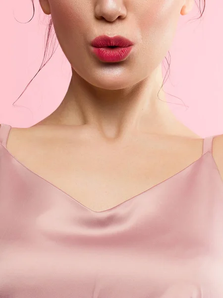 Close-up perfekte Lippen Make-up schönen weiblichen Mund. Plump sexy volle Lippen. Makro-Foto Gesicht Detail. Perfekt saubere Haut, frisches Lippen-Make-up. Süßer rosa Lippenstift, magentafarben. Valentinstag-Stil — Stockfoto