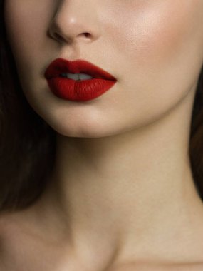 Cinsel dolgun dudaklar. Dudak parlatıcısı ve kadın derisi. Ağız kapalı. Dudaklarda ve kozmetolojide artış. Kırmızı dudaklar. Açık gözlerle harika bir yaz havası. Moda mücevherleri. pembe dudak parlatıcısı