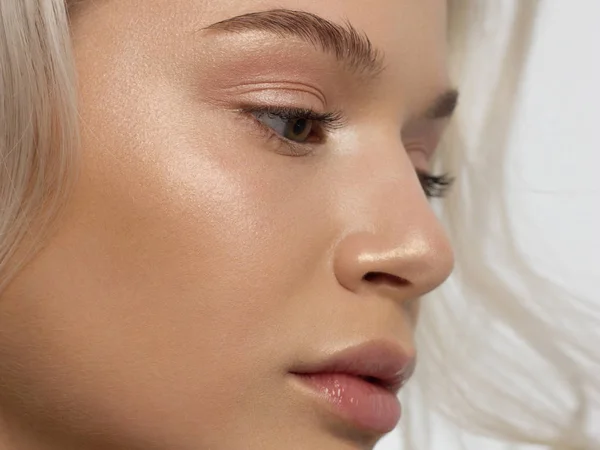 Portrait rapproché d'une femme aux cheveux raides en développement. Douce jeune fille blonde tendre. Rouge à lèvres naturel, peau transparente et propre. Soins de la peau cosmétiques naturels dans le salon de spa ou la cosmétologie . — Photo