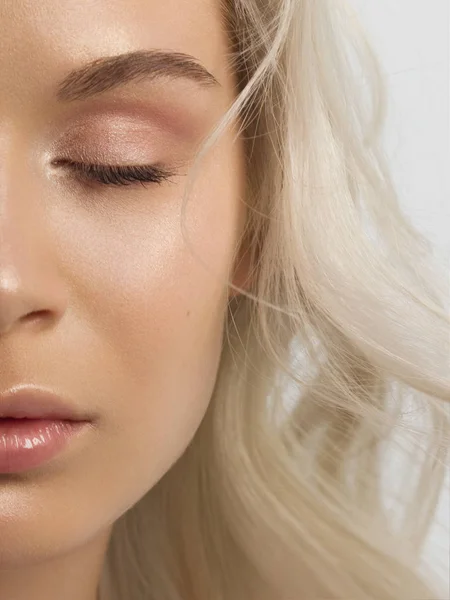 Gros plan de femme demi-beauté avec une peau propre et des cosmétiques naturels. Beaux cils extrêmes et lèvres pleines de fille bien entretenue démontrent des procédures de spa, des injections dans un salon de beauté. Cheveux blonds — Photo