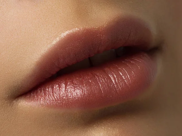 Zbliżenie Pulchne Usta Pielęgnacja Ust Powiększanie Wypełniacze Makro Zdjęcie Szczegółami — Zdjęcie stockowe