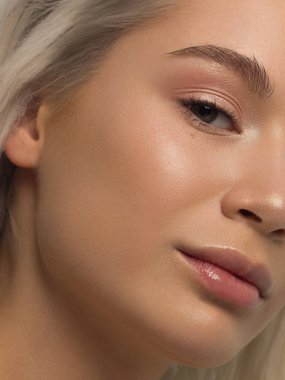 Güzel bir akşam makyajı, siyah dumanlı gözleri ve son derece uzun kirpikleri olan yarım bir güzellik portresi. Dudaklarda çıplak ruj izi var. Kozmetik ve kaplıca cilt bakımı