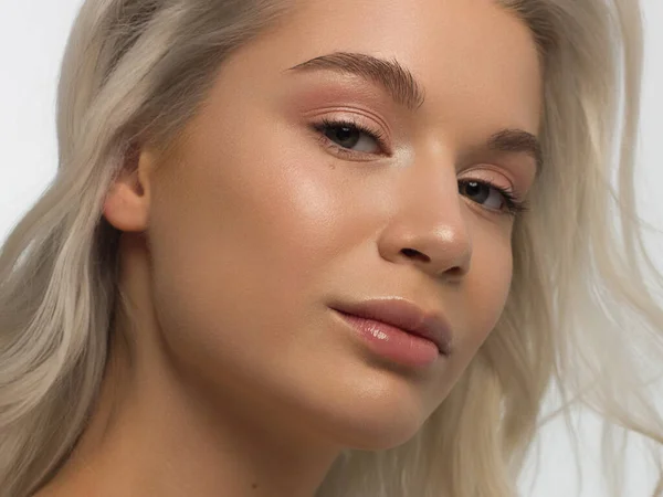 Retrato Close Uma Mulher Com Cabelo Liso Desenvolvimento Doce Jovem — Fotografia de Stock