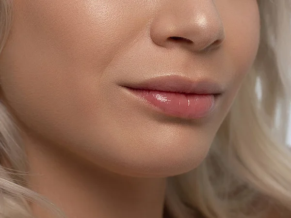 闭合丰满的嘴唇 Lip Care Augmentation Fillers 带有面部细节的宏观照片 外形自然 外形完美 特写完美自然唇妆容美丽的女性嘴 丰满性感的嘴唇 — 图库照片