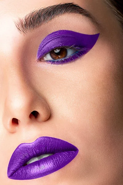 Zbliżenie Piękna Kobieta Modnym Makijażu Kolor Liliowy Shooter Pomadka Ust — Zdjęcie stockowe