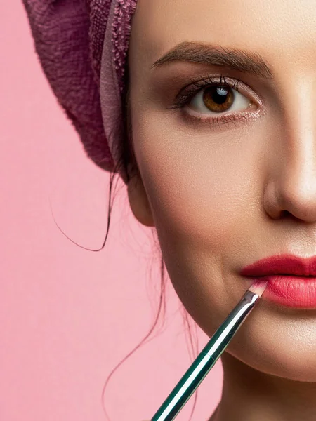 Maquillaje Artista Aplica Lápiz Labial Rojo Hermosa Cara Femenina Mano — Foto de Stock