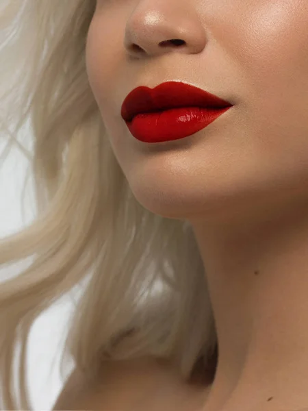 性感的嘴唇 嘴唇和女人皮肤的自然光泽 嘴是闭着的嘴唇 美容术的增加 红色口红 带着牙齿 — 图库照片