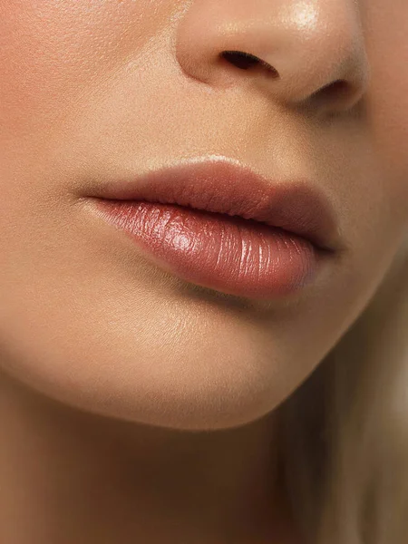 用时尚自然的米黄色口红化妆品对女性嘴唇进行特写 宏观性感苍白的唇彩化妆品 洁白的肌肤和蓬松的金发 化妆品 嘴唇增加 — 图库照片