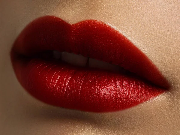 闭合丰满的嘴唇 Lip Care Augmentation Fillers 带有面部细节的宏观照片 外形自然 外形完美 特写完美唇妆容美丽的女性嘴 丰满性感的红唇 — 图库照片