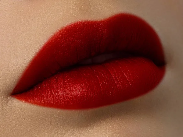 ふかふかの唇を閉じます リップケア フィラー 顔の詳細とマクロ写真 完璧な輪郭を持つ自然な形 クローズアップ完璧なリップメイク美しい女性の口 プランプセクシーフル赤い唇 — ストック写真