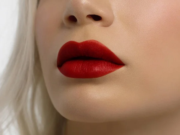 性感的嘴唇 嘴唇和女人皮肤的红色光泽 嘴是闭着的嘴唇 美容术的增加 红色口红 带着牙齿 — 图库照片