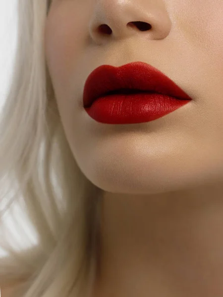 闭合丰满的嘴唇 Lip Care Augmentation Fillers 带有面部细节的宏观照片 外形自然 外形完美 特写完美唇妆容美丽的女性嘴 丰满性感的红唇 — 图库照片