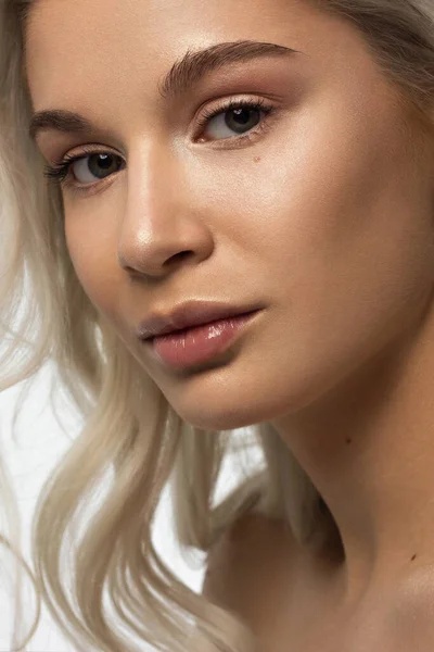 Retrato Cerca Una Mujer Con Desarrollo Cabello Liso Dulce Tierna —  Fotos de Stock